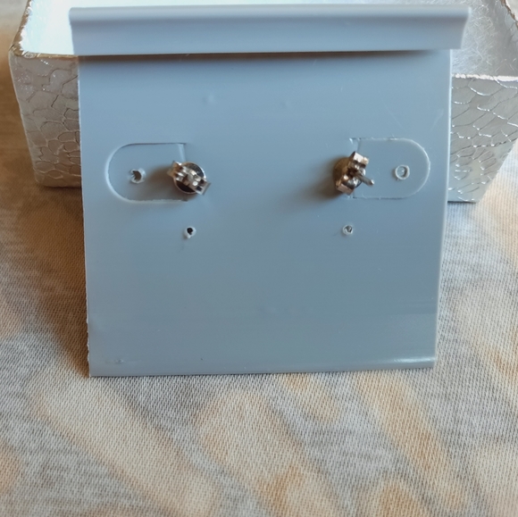 Sterling silver pearl earrings. - Picture 4 of 6